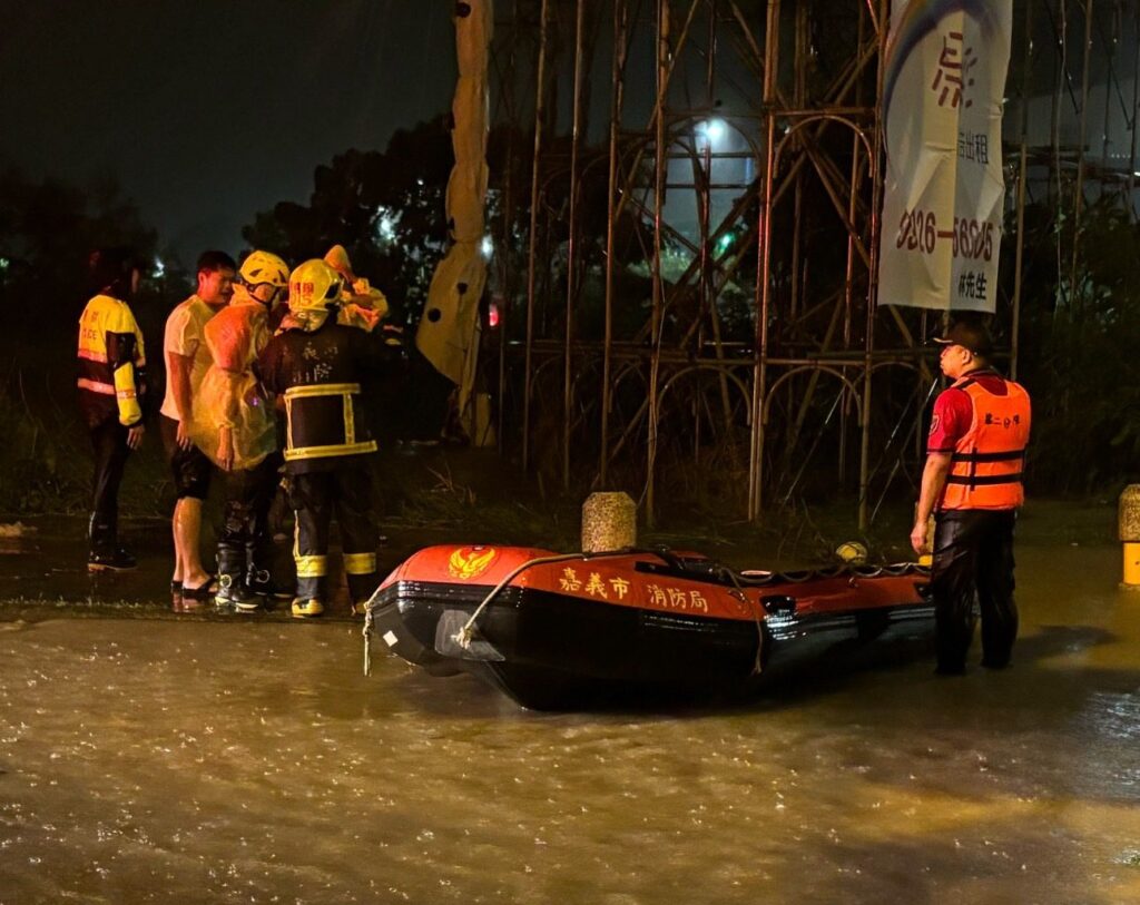 嘉市湖子內路淹水事故　18人獲救警方封橋護民安全