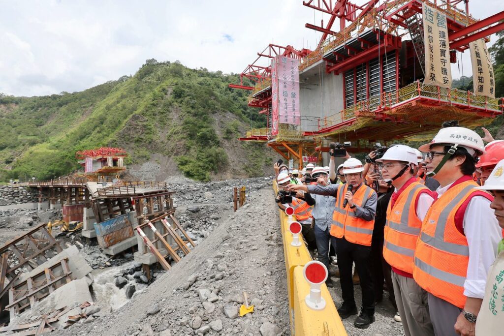 陪同院長視察桃源國中、明霸克露橋　陳其邁感謝中央支持-攜手推動災後重建工作