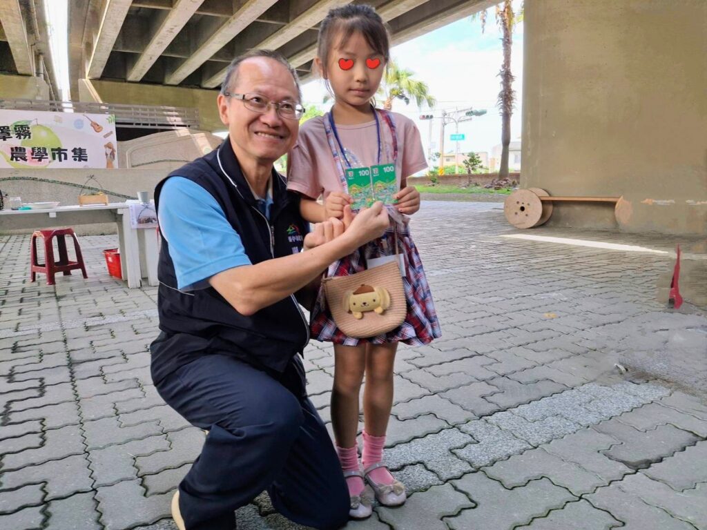 大手牽小手！　中市社會局舉辦親子共遊舊正社區-弱勢家庭半百兒攜8旬母圓夢