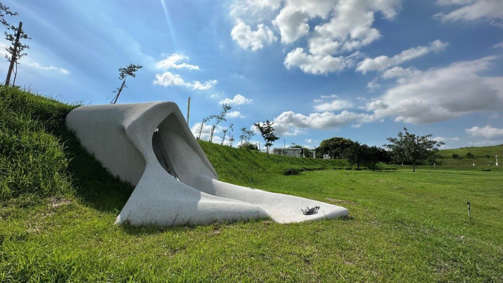 台中中央公園夏日炎炎水泥涵管融化了?！-　公共藝術《蕴蘊之湳pipe》超現實亮相