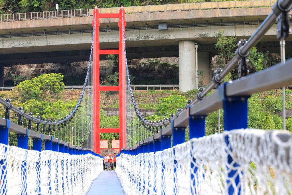 基隆河兩岸河濱步道串接了　碇內人行吊橋正式開放通行