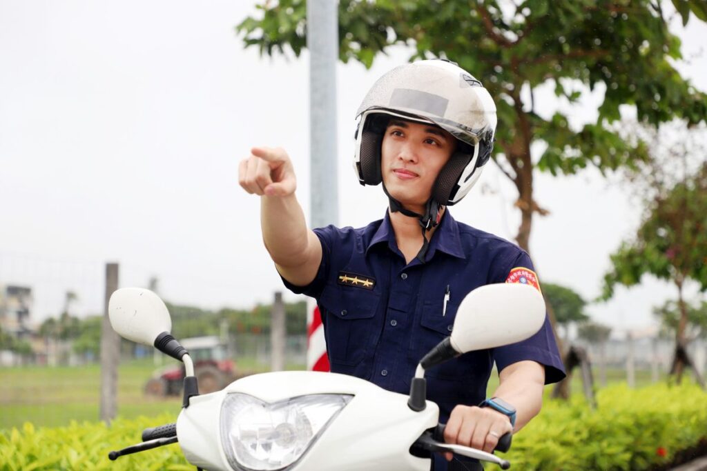 行車注意速限不超速、不搶快、多禮讓-交通安全有保障