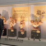 木雕大師李昱進「昱刀瘤形」特展　即日起於桃園機場臺灣之窗開展