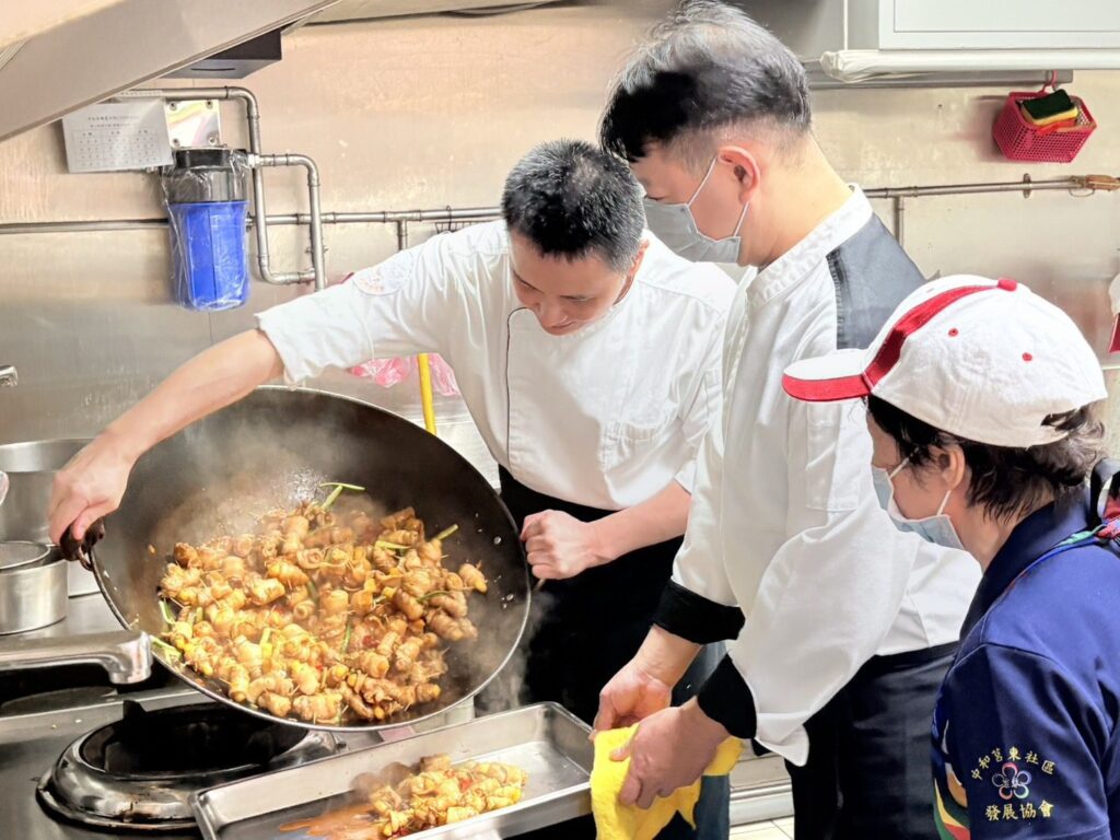 惜食惜福　雙主廚陳佳瑋和張騰峰　到中和莒東社區為長輩義煮　長者開心享美食