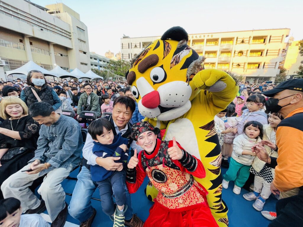 萌虎下山傳達動物保育觀念　中市文昌國小紙風車《武松打虎》演出歡笑連連