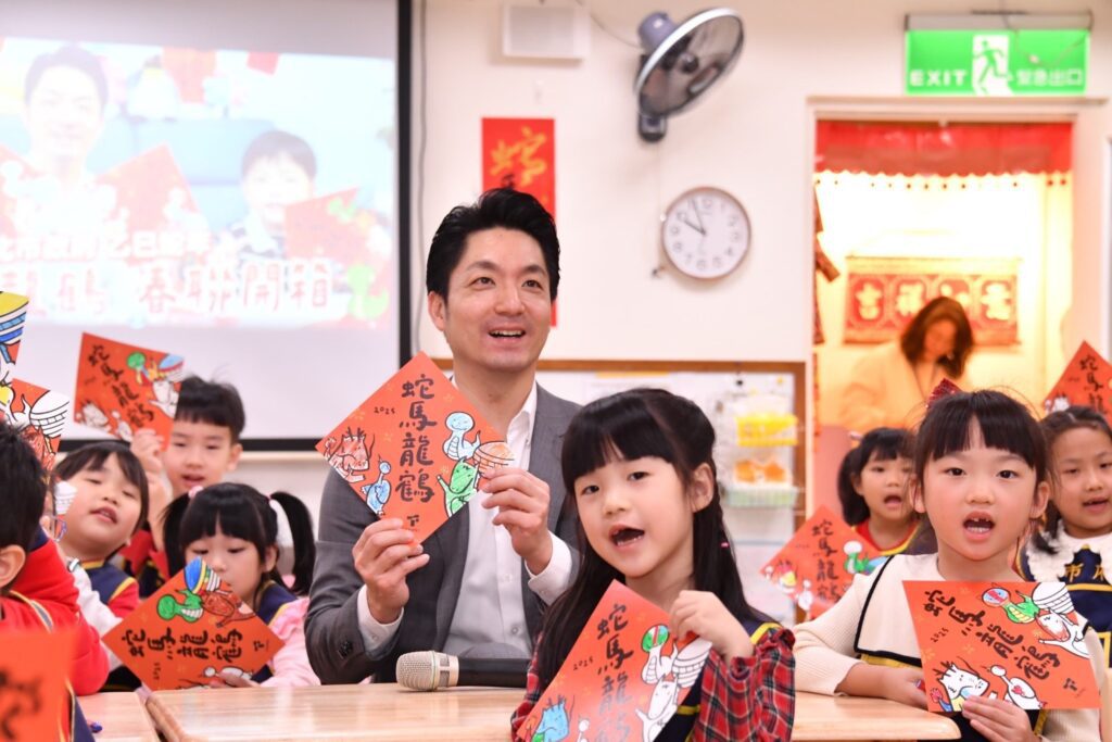 蛇年創意迎春!北市推出《蛇馬龍鶴》春聯與親子著色斗方