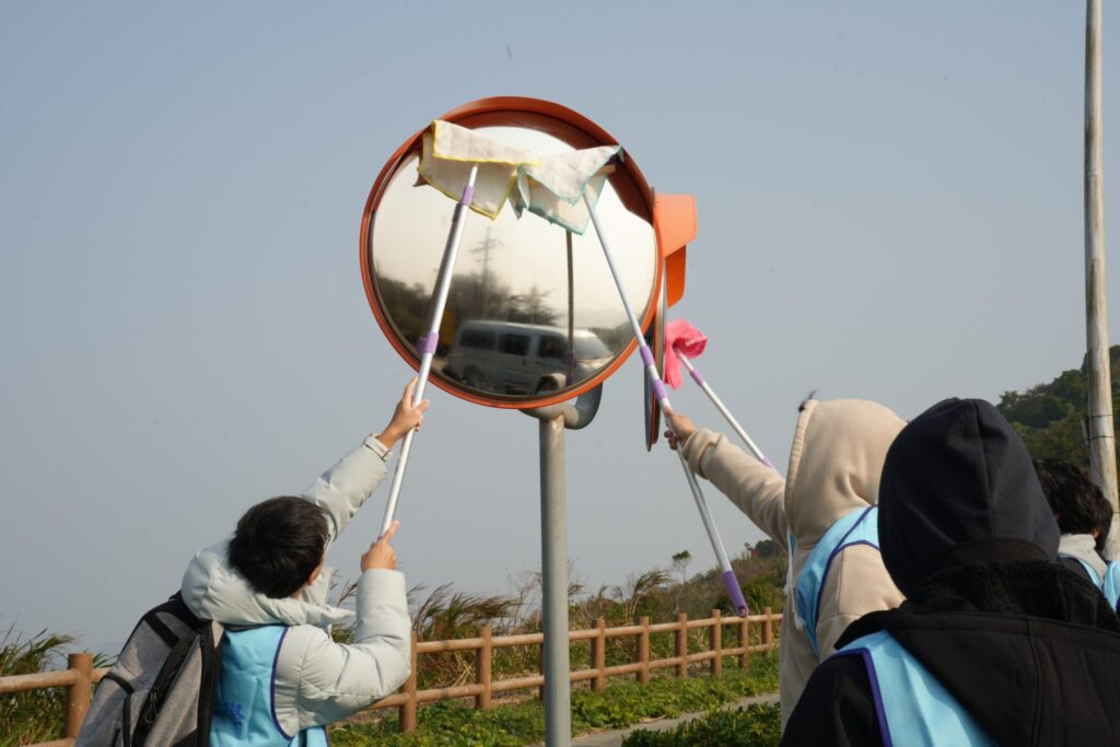 海大生徒步環島擦亮馬祖北竿全島反光鏡　守護用路安全