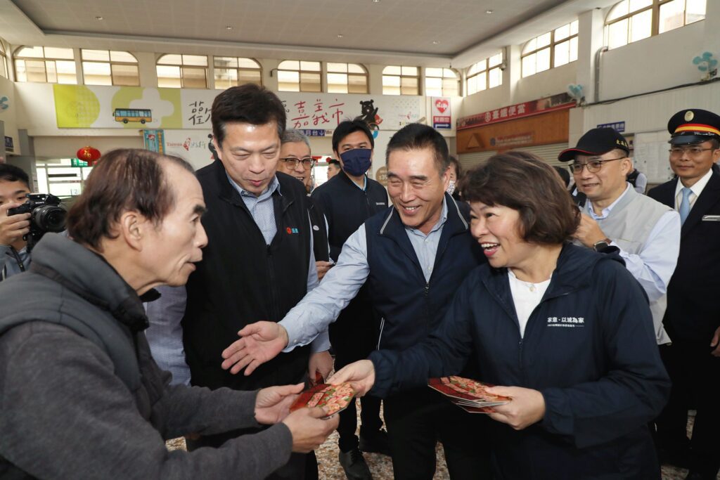 確保春節疏運安全　黃敏惠視察火車站、先期轉運中心　發送小紅包祝大家「新年快樂」