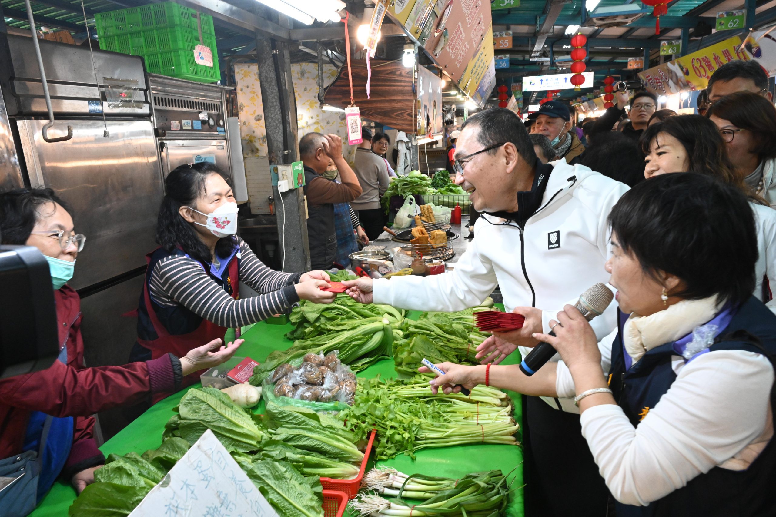 侯友宜到汐止秀豐市場發福袋拜早年　祝市民「蛇福泰吉過好年」