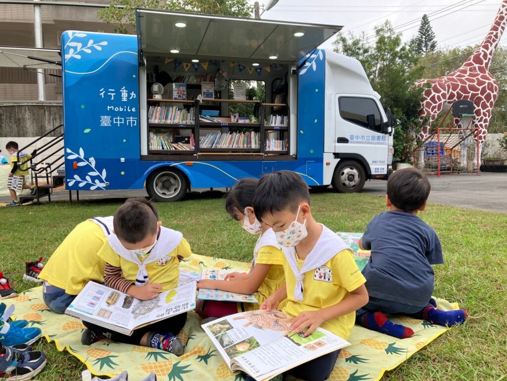 實現多元創意永續未來-　中市行動圖書車、五感百寶箱獲中央肯定