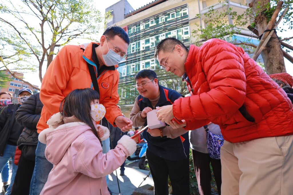 謝國樑到市場發送蛇年紅包　祝福市民朋友金蛇呈祥