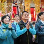 初八參拜阿蓮薦善堂發小紅包 林岱樺與民眾熱情互動