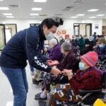 台灣天主教安老院安養無依老人逾半世紀　副市長朱惕之因改建結緣　專程慰訪送小福袋