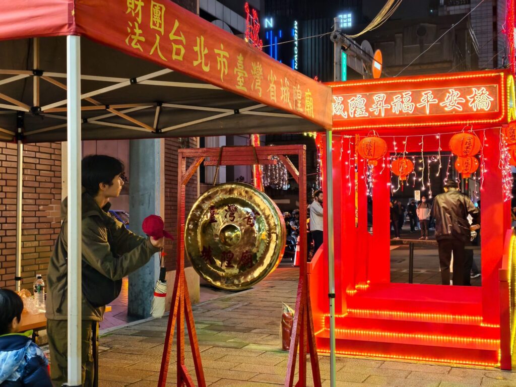 台北燈節喜迎元宵 猜燈謎、鑽轎腳、敲鑼祈福年味足