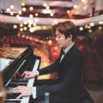 鋼琴王子李雲迪抵台-馬不停蹄赴場館「選琴」翻牌4千萬戰琴