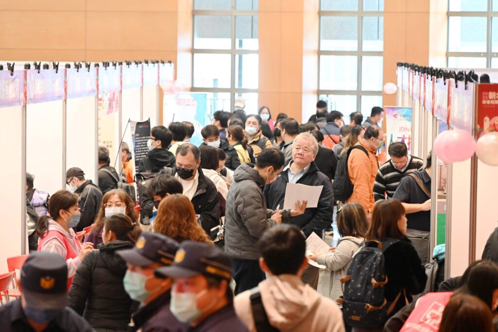 2025新北新春就業博覽會登場 -侯友宜發蛇年福袋 祝褔民眾求職順利