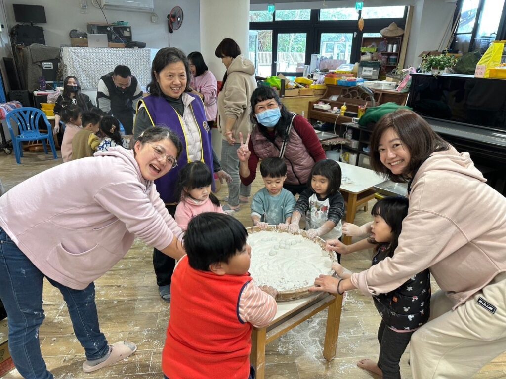 基隆市老幼共學搖元宵 祖孫團圓慶月圓