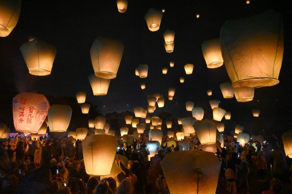 蛇年施放雙心主燈 侯友宜題字:「平溪燈起照人心-國泰人和萬事興」