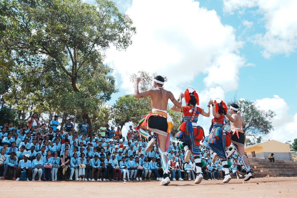 臺灣原民樂舞飄揚非洲 花蓮出訪團與馬達加斯加學童共舞