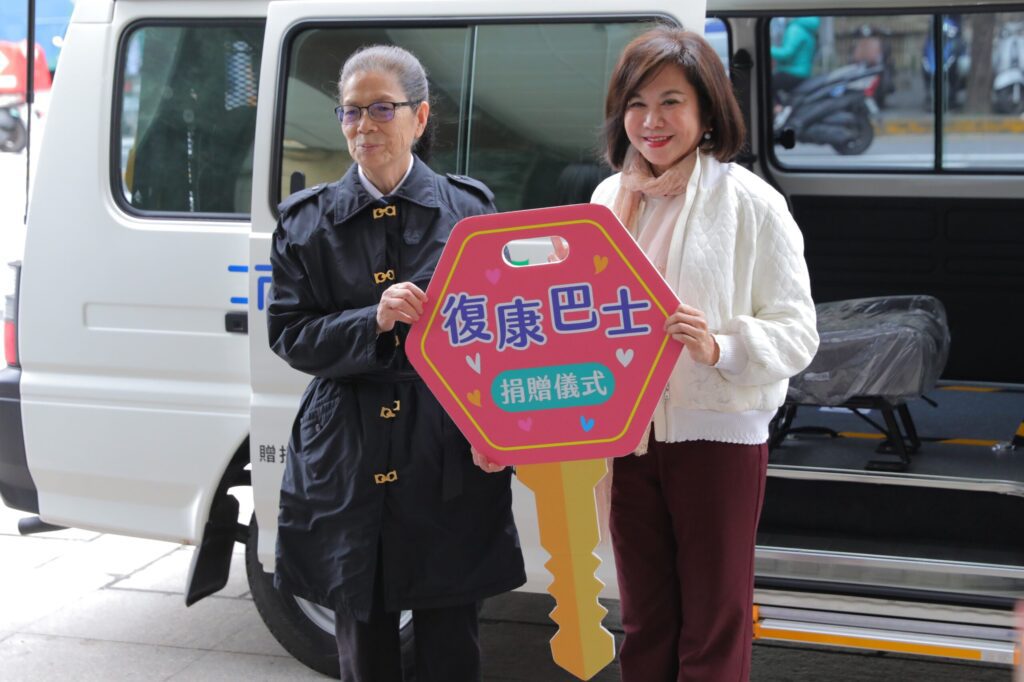 上泉混凝土董事長李劉月琴捐贈市府復康巴士 在地本土廠商將愛留在基隆