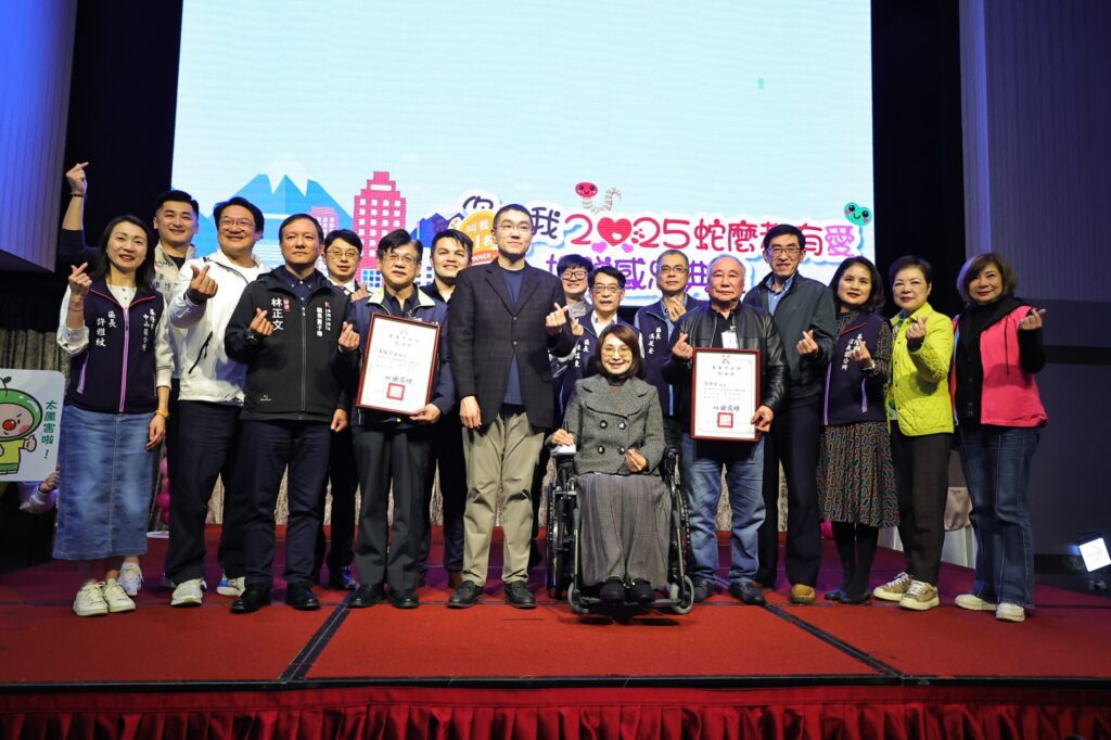 企業社團送暖幫助弱勢過好年 謝國樑頒獎感謝社會善舉