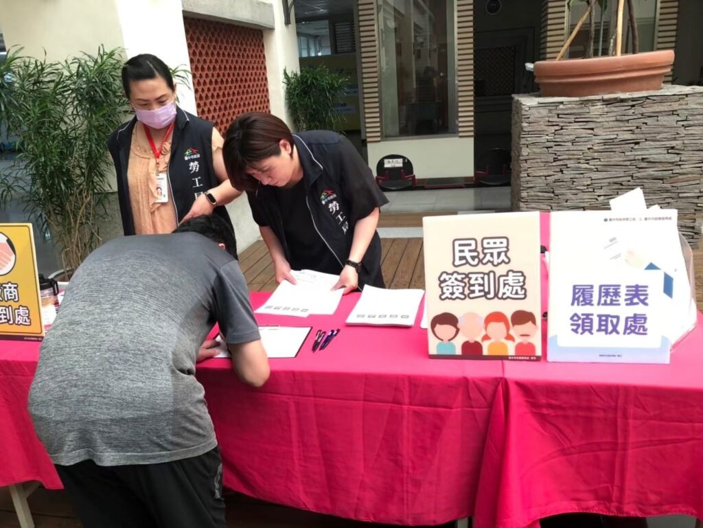 山線銀髮據點定期定點徵才2/26登場- 中市勞工局邀17家企業釋千職缺