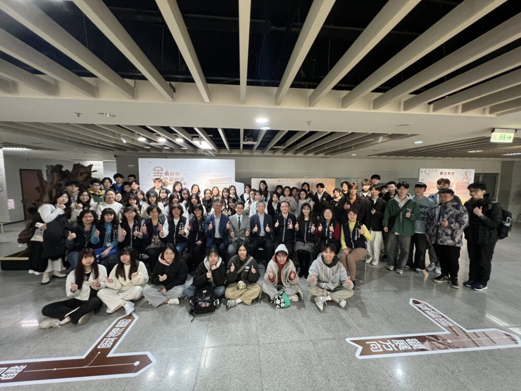 逢甲財稅系師生走出教室! 台中地稅局「金典台中-檔藏稅史」檔案展獲好評