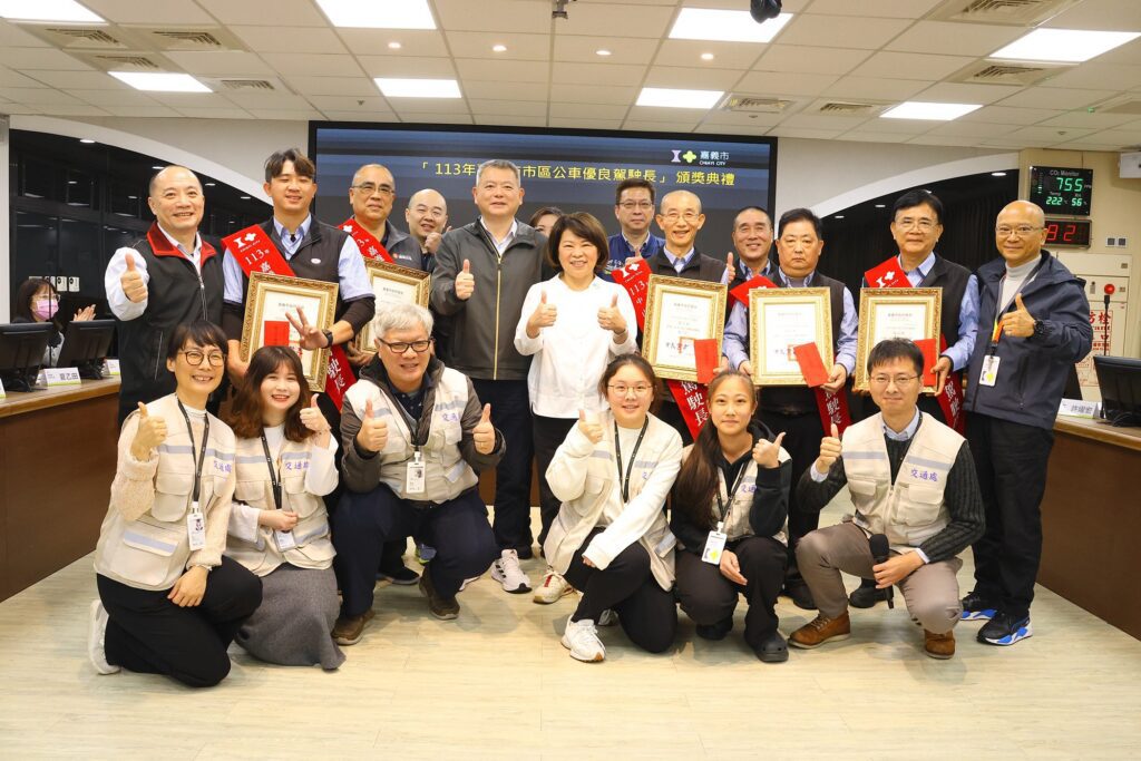 嘉市表揚優良駕駛 黃敏惠讚擦亮市區公車服務招牌