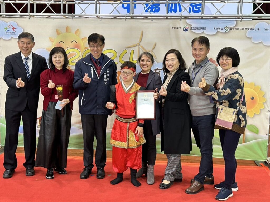 中市頒發向陽教育獎助學金　16名逆境向上學生獲獎