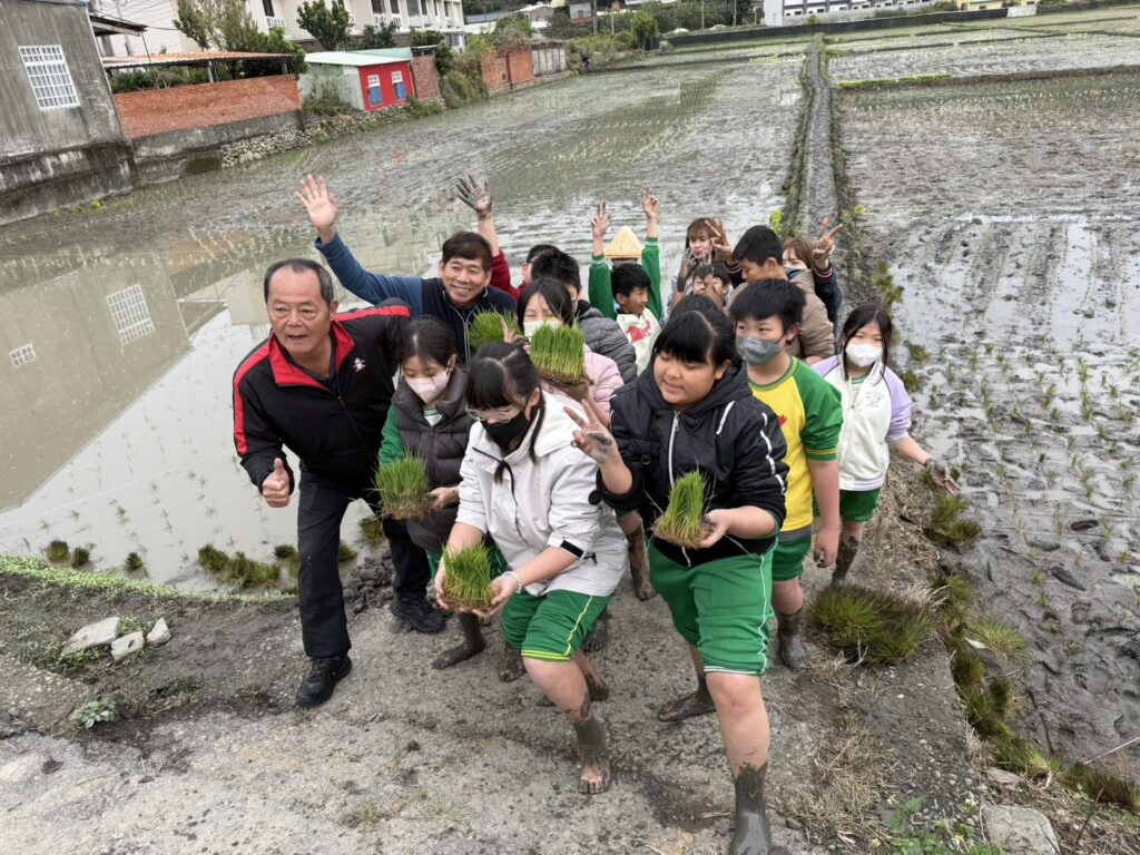 中市農業局邀學童體驗食農教育活動 繽紛稻田彩繪迎接中台灣農業博覽會