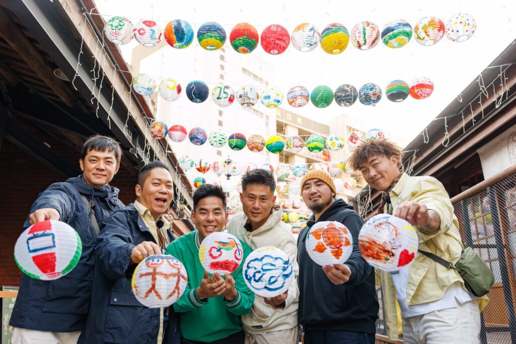 昔日戰友練拳頭挑戰拳擊機台-打擊特訓看不到球