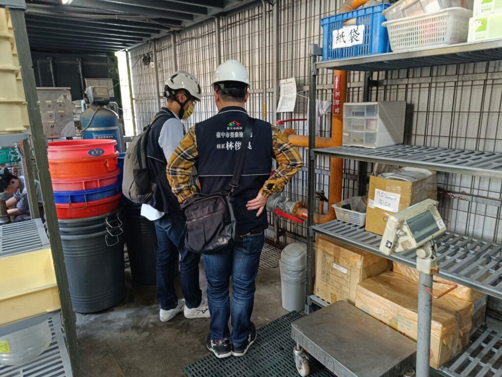 台中首波大型用氣餐飲業稽查 4業者廚房環境標示缺失 現場勸導改善