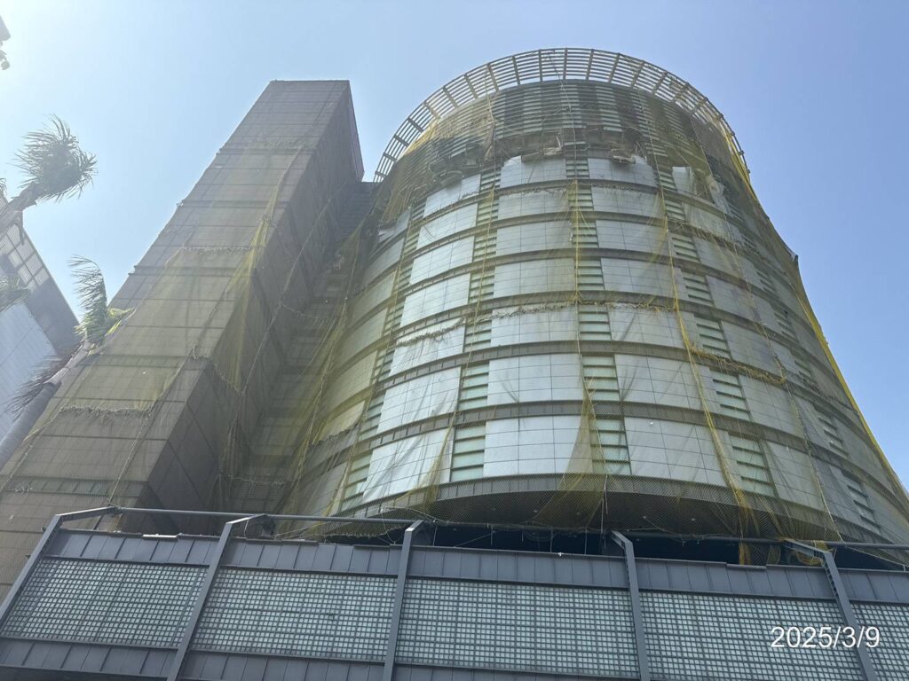 新光三越專櫃及物流人員3/14開放取貨 中市都發局:外牆防護網架設完成將拆除附掛物