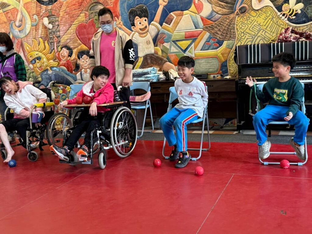 八里教養院「生命之美」列車到新莊國小　腦麻院生「舞」力全開　感動師生