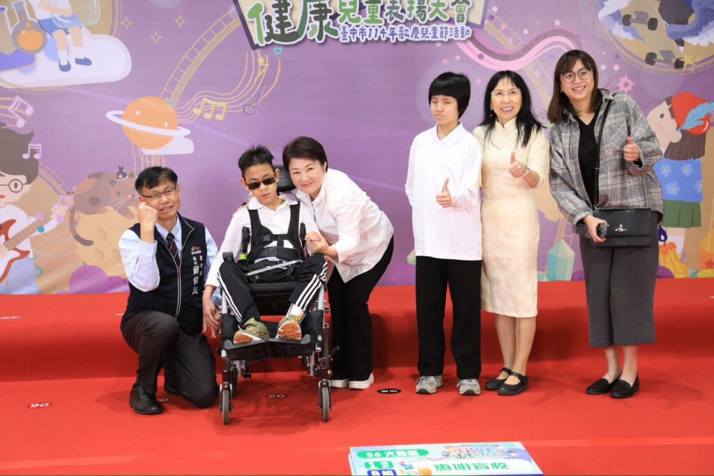 中市表揚1200位模範兒童、健康兒童 盧市長配合學生「各種pose」擺拍:以你們為傲!