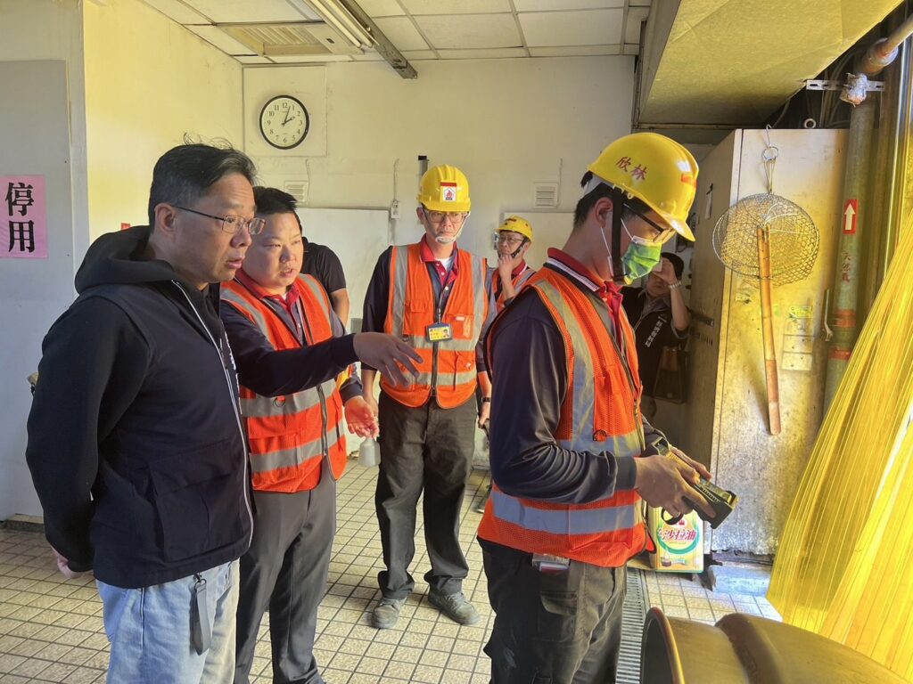 中市經發局長督導大型用氣餐飲業稽查　開罰不符規定2業者並限期改善