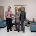 中華戰略學會理事長李本京伉儷致贈台師大「西周銘文一甲骨文演化研究」全輯三冊　由圖書館館長廖學誠代表接受