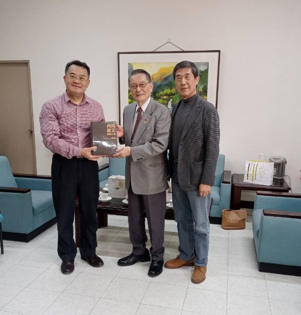 中華戰略學會理事長李本京伉儷致贈台師大「西周銘文一甲骨文演化研究」全輯三冊 由圖書館館長廖學誠代表接受