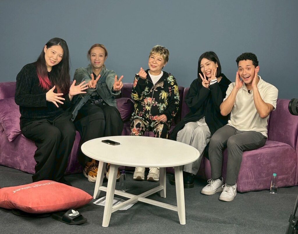 黃小琥揭閣樓上的「春光」兩顆頭變一顆