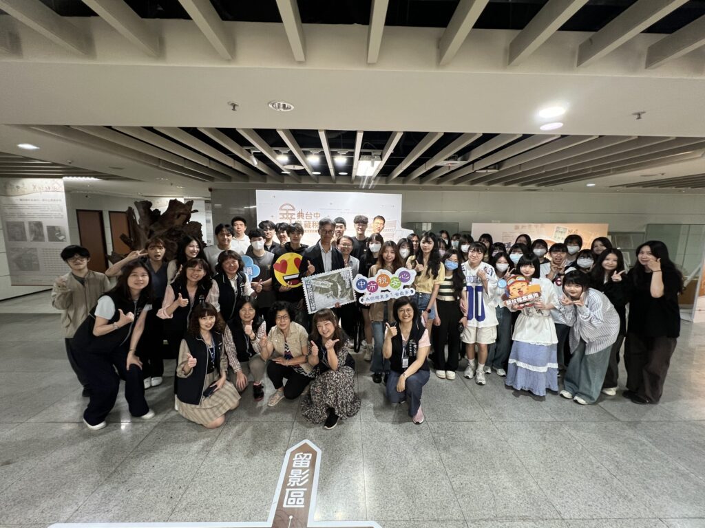 深入了解稅務歷史及現代服務　台中科大師生走出校園參觀中市地稅局「金典台中-檔藏稅史」展覽