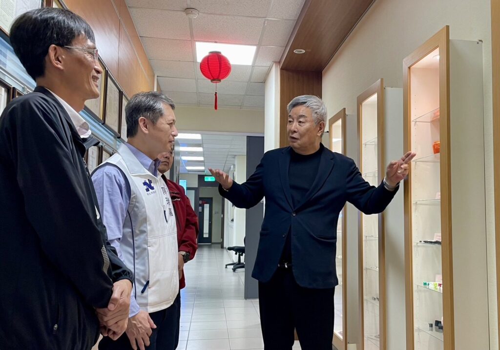 新北推「中高齡友善職場認證」 -報名即日起跑 勞工局長體驗「手眼不累」品檢作業