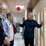 新北推「中高齡友善職場認證」 -報名即日起跑 勞工局長體驗「手眼不累」品檢作業