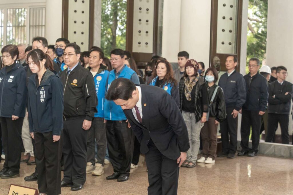 清明前夕-邱臣遠代理市長赴忠靈祠率各界緬懷先烈英勇精神