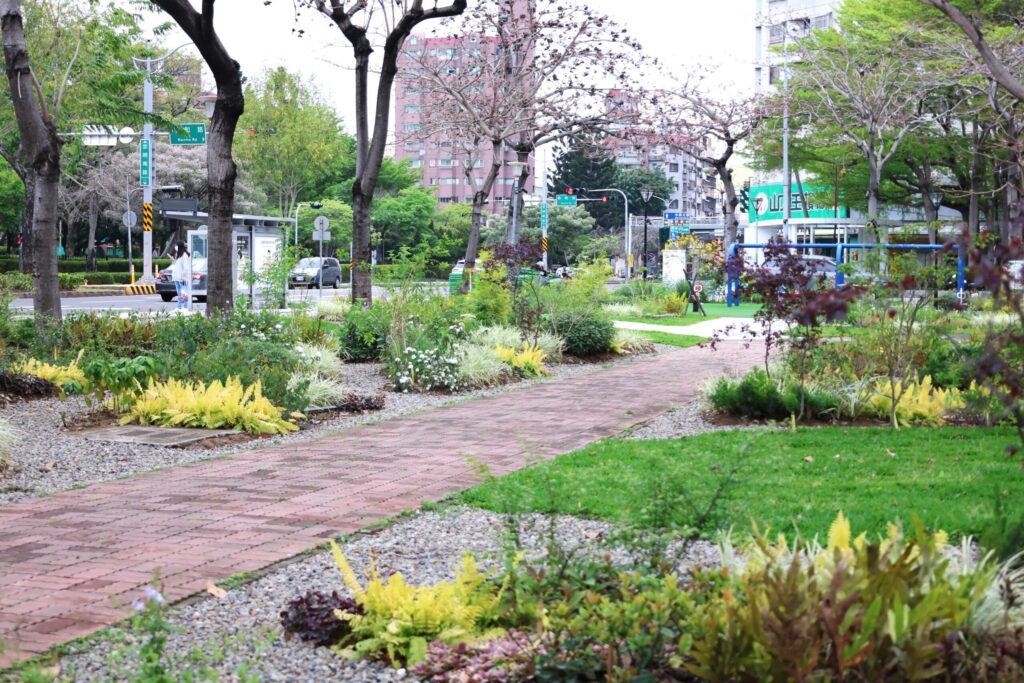 花之道計畫持續前進！-　台中南區忠明園道綻放花園新貌