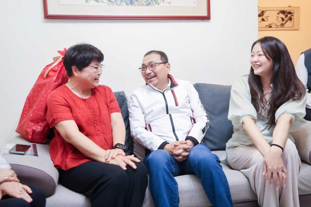 新北模範母親代表元馨儀苦盡甘來 -侯友宜專程道賀 讚她教子有方 無私奉獻社會