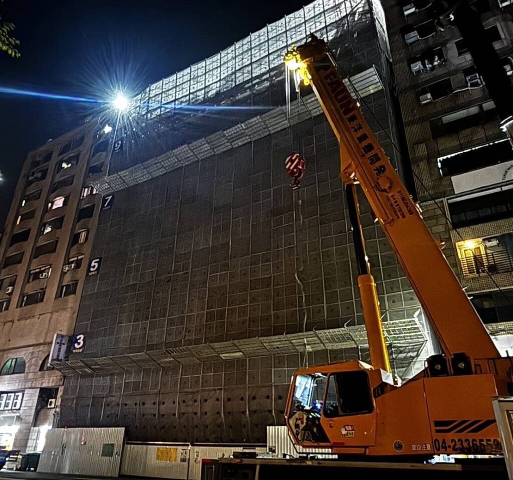 中區公園路建案鷹架全面拉回加固　確認無危安疑慮已解除交通管制