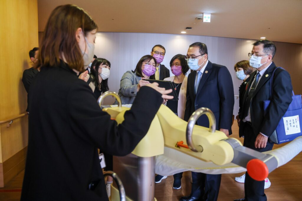 侯友宜參訪日本善光會 -借鏡科技照護經驗升級新北長照