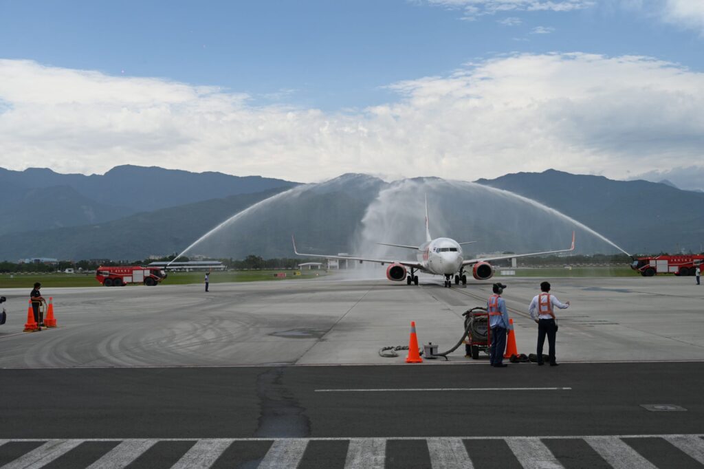 泰獅航空首班直飛台東　克服天候順利降落　饒慶鈴親迎旅客