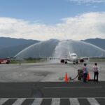 泰獅航空首班直飛台東 克服天候順利降落 饒慶鈴親迎旅客