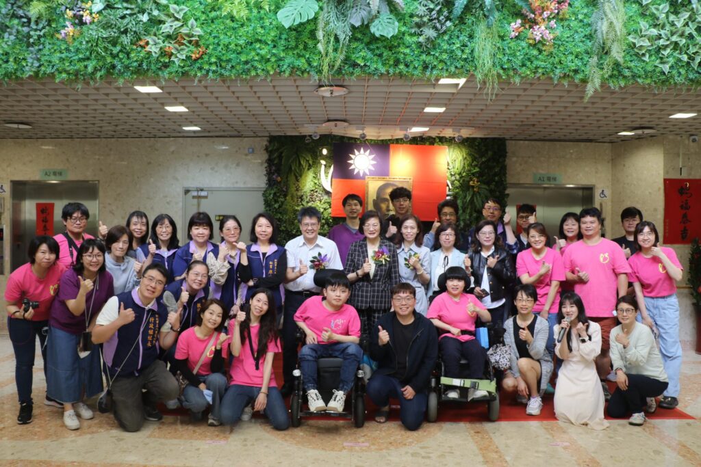 十年磨一劍　八里愛心和萬里仁家首長異動　「生命之美」與「老玩童」將相互輝映-　　